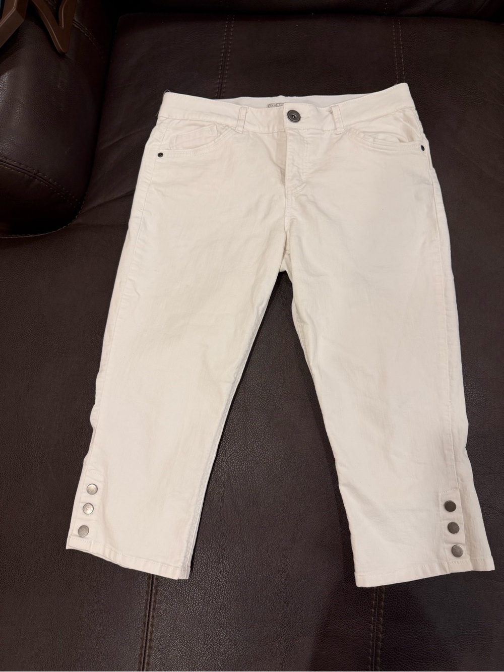 Dana Buchman White Capri Pants Women’s Size 8 Button Hem Stretch Cropped Pants